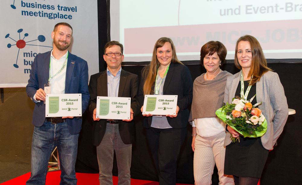 Bei der Preisverleihung u.a. zu sehen:zweiter von links: Thomas Puchan, Hotelmanager ECOINN, zweite von rechts: Josephine Gräfin von Brühl, Geschäftsführerin MICE-Portal